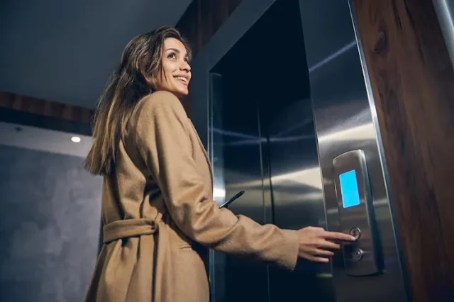 Person beim Durchgang durch eine elektronisch gesicherte Tür