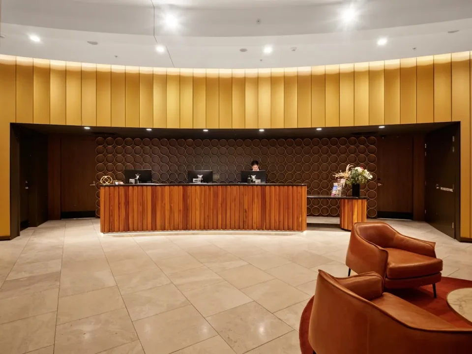 Leere Hotellobby mit Empfangstresen aus Holz