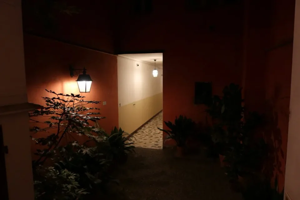 Beleuchteter Außengang eines Wohnheims am Abend