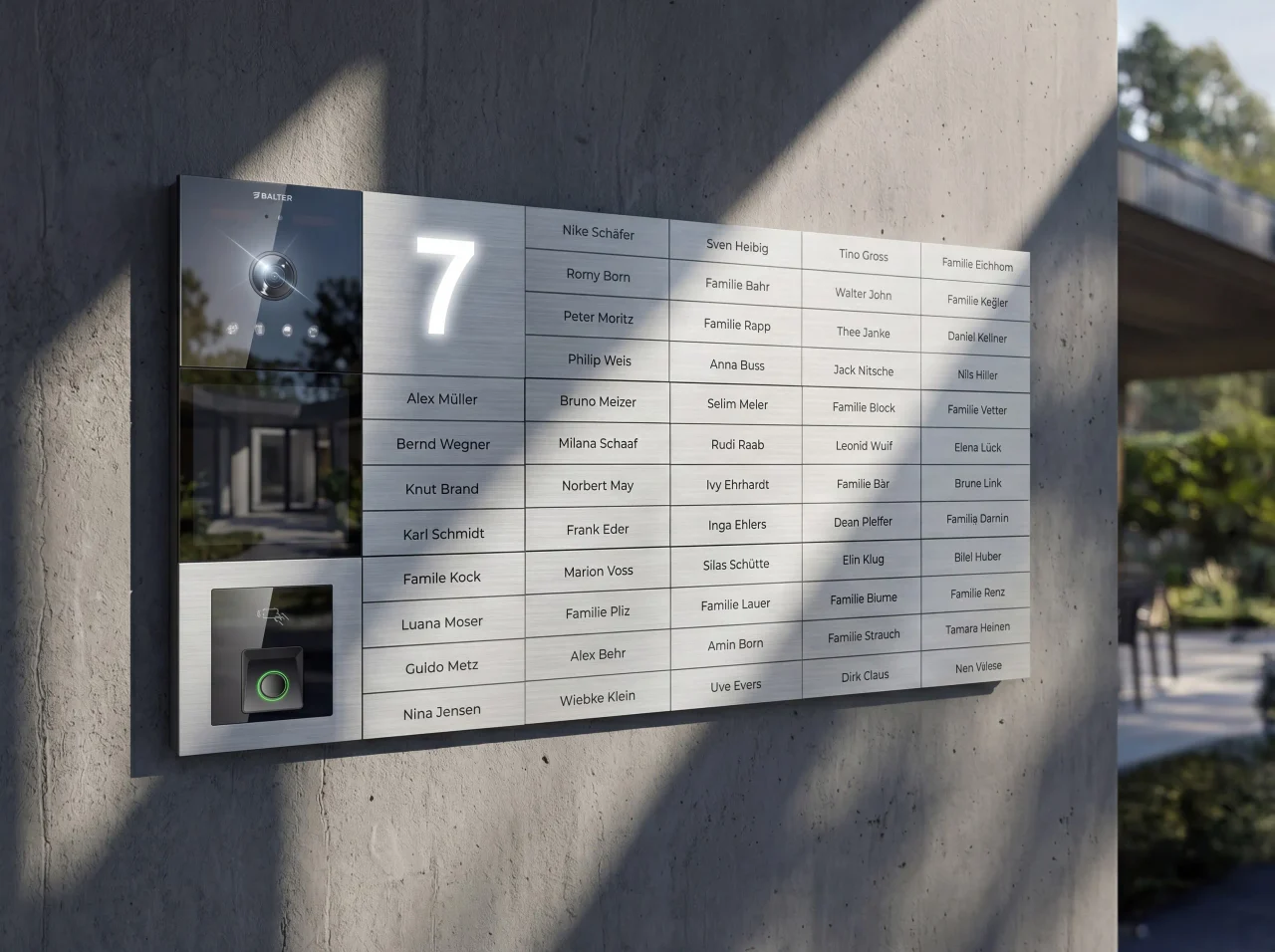 Große Klingeltafel mit Kamera und rund sechzig Namensschildern